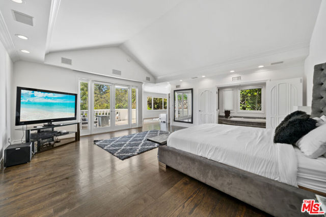 16221 Elisa Place, Encino CA: https://media.crmls.org/mediaz/3976bf94-6f3c-435f-86da-5b719c3e55c1.jpg