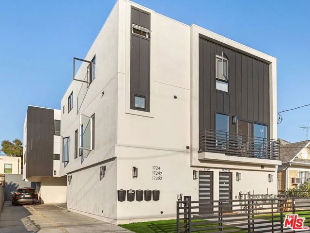 1726 Menlo Avenue, Los Angeles CA: https://media.crmls.org/mediaz/39776d09-7df0-4e19-8f52-24abf8bb1e02.jpg