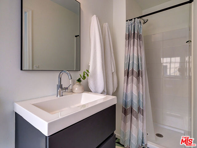 422 W Avenue 37, Los Angeles CA: https://media.crmls.org/mediaz/397868a7-8600-4dee-becd-2a059b27be0e.jpg