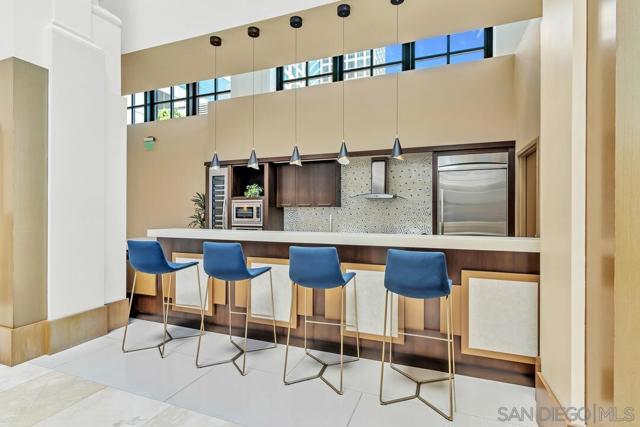 700 W E St, San Diego CA: https://media.crmls.org/mediaz/397a3d63-12aa-4eb2-b8bd-0e5305477372.jpg