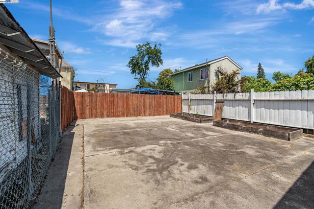 2538 E 16Th St, Oakland CA: https://media.crmls.org/mediaz/397b1c4d-12fa-4ea4-9616-3a96853db4a5.jpg