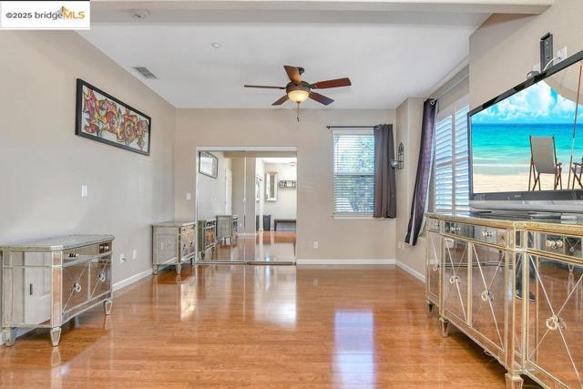 596 Toscanna Court, Brentwood CA: https://media.crmls.org/mediaz/397b1eb8-1280-4dcc-8da1-96d65ee3a26c.jpg