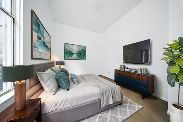 943 26th Street, Oakland CA: https://media.crmls.org/mediaz/397b27a5-fa7b-4e05-a128-3f661c417189.jpg