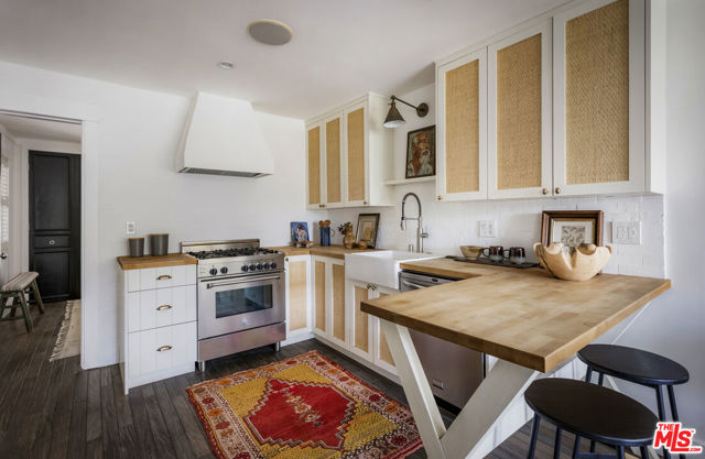 3831 Fernwood Avenue, Los Angeles CA: https://media.crmls.org/mediaz/397b4ba2-00bf-4fef-a8d5-8f24a7cd4072.jpg