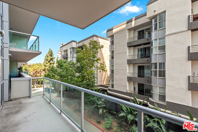 13700 Marina Pointe Drive, Marina del Rey CA: https://media.crmls.org/mediaz/397cfe28-fddb-4ca0-8a3c-51e444a57f46.jpg