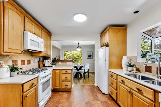 2593 El Caminito, Oakland CA: https://media.crmls.org/mediaz/397dc006-8c4d-4a95-93ed-cd3be713c464.jpg