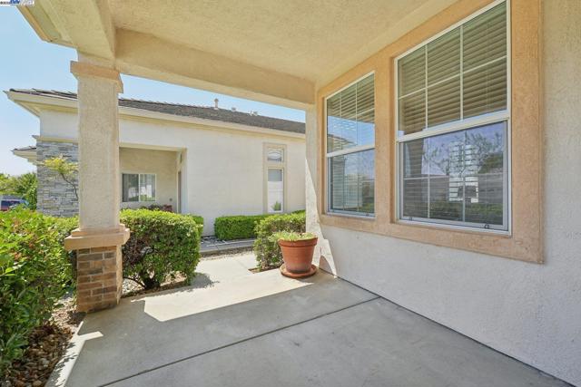 491 Central Park Pl, Brentwood CA: https://media.crmls.org/mediaz/397e6395-775b-4472-a396-1a6c5fd9631a.jpg