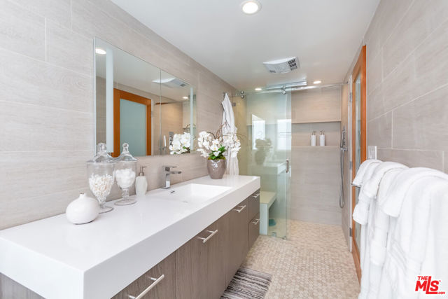 18 Union Jack Street, Marina del Rey CA: https://media.crmls.org/mediaz/397f3588-7553-4e99-a3f0-0e7dded0e954.jpg