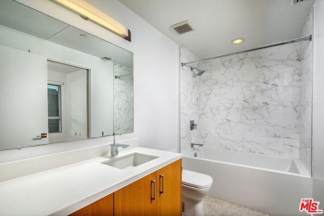 710 N El Centro Avenue, Los Angeles CA: https://media.crmls.org/mediaz/3980c29a-abc9-415c-ae11-e8ad72c03bc8.jpg
