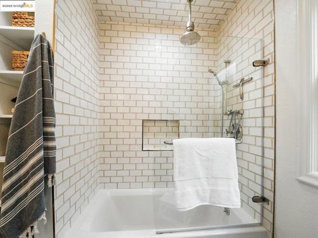 3712 Maple AVE, Oakland CA: https://media.crmls.org/mediaz/3981218d-1f83-4780-a43f-631e5d1d78e6.jpg
