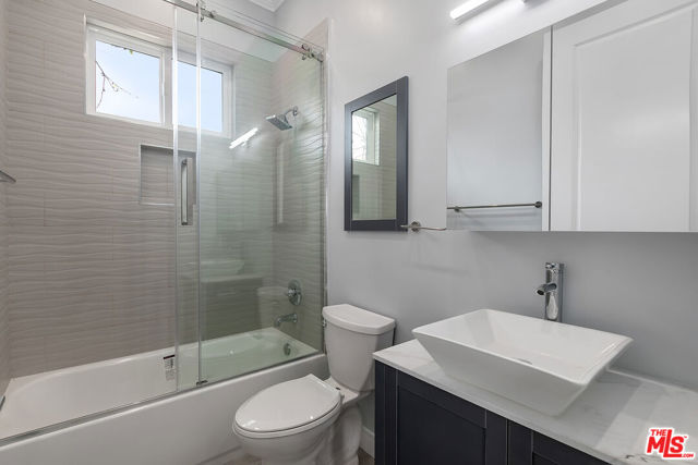 21037 Costanso St, Woodland Hills CA: https://media.crmls.org/mediaz/398189f2-32a8-4d51-b115-871d82eb16e1.jpg