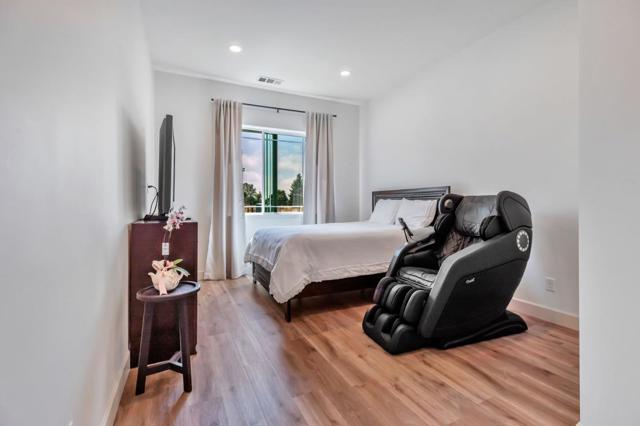 10055 Foothill Avenue, Gilroy CA: https://media.crmls.org/mediaz/39818dd3-7039-4ede-8def-08a0a4c2e80a.jpg