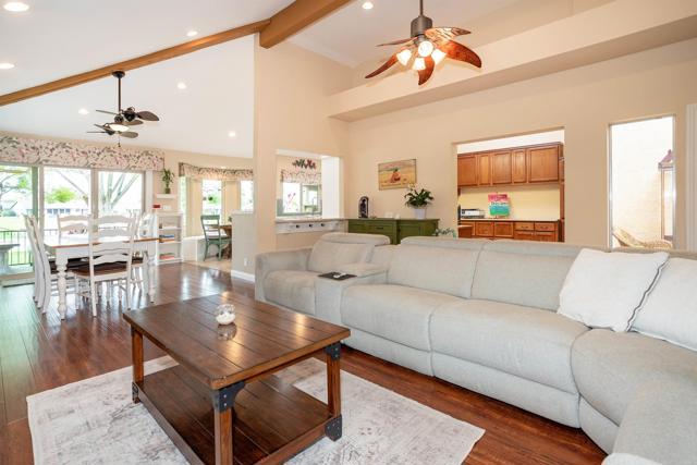 1564 Via Brisa Del Lago, San Marcos CA: https://media.crmls.org/mediaz/3981ed5d-da7f-4560-bf79-ad838afb1046.jpg