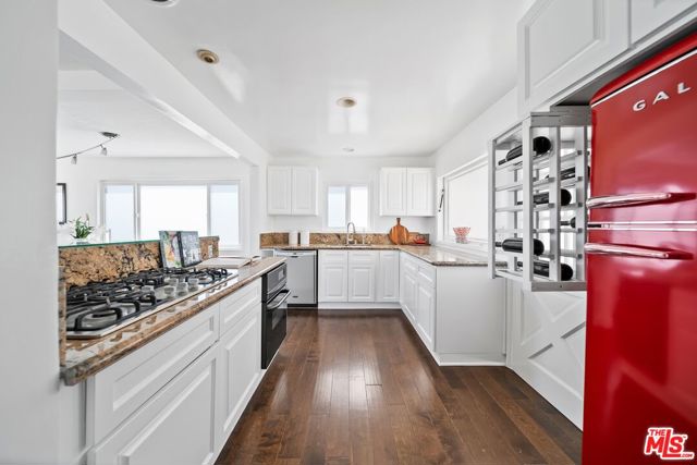 11689 Picturesque Drive, Studio City CA: https://media.crmls.org/mediaz/398213da-18c5-457e-a3ca-804e0dbeebdb.jpg