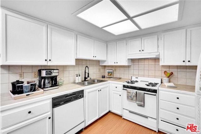 108 W Maple Street, Glendale CA: https://media.crmls.org/mediaz/39826c95-b24e-4ed9-b57f-965131b589b5.jpg