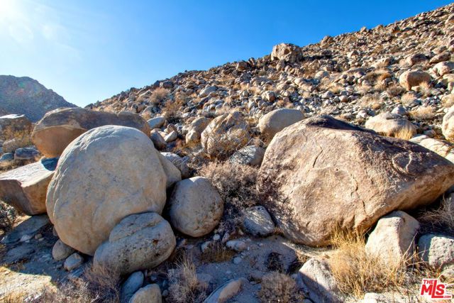 62775 Sullivan Road, Joshua Tree CA: https://media.crmls.org/mediaz/39828f29-da10-4f5d-9f54-fbbc36f73382.jpg