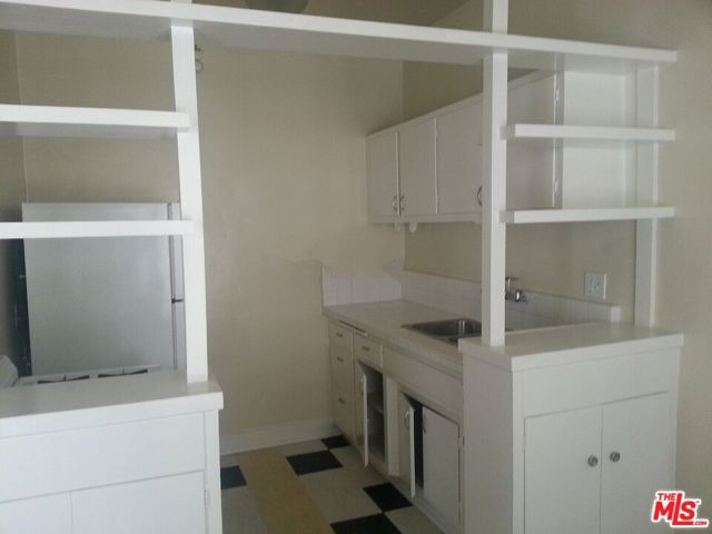 570 N ROSSMORE Avenue, Los Angeles CA: https://media.crmls.org/mediaz/3982b3e4-010c-410c-920c-d7abc2afd0e4.jpg