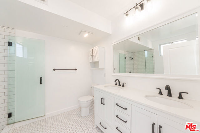 332 S Oxford Avenue, Los Angeles CA: https://media.crmls.org/mediaz/39832171-3ee3-46d9-a874-985893568c7b.jpg