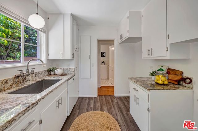 5513 Village, Los Angeles CA: https://media.crmls.org/mediaz/3983de19-0c91-4dcb-b380-0a3ddc7e890e.jpg