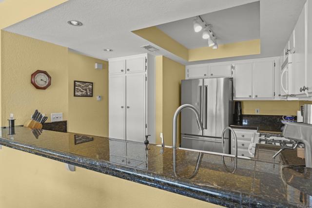 870 Ginger Avenue, Carlsbad CA: https://media.crmls.org/mediaz/39841968-343d-4748-bf53-f03913ef92cb.jpg