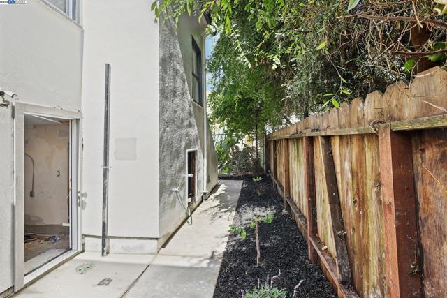 511 59Th St, Oakland CA: https://media.crmls.org/mediaz/398433ea-d114-4f3e-a983-9ad6535ade57.jpg