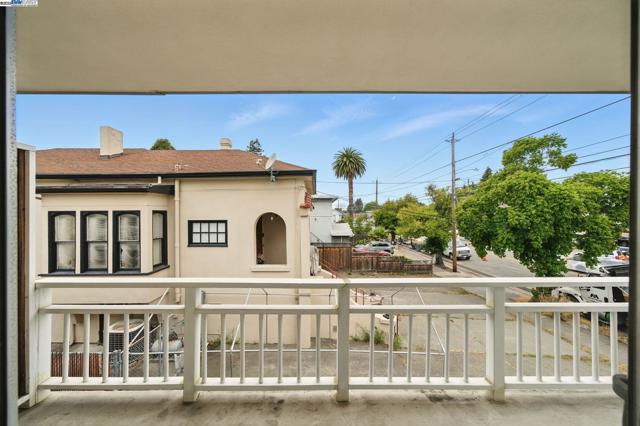 1556 Lincoln Ave, Alameda CA: https://media.crmls.org/mediaz/39843f73-4e66-4b0b-8c81-c0433709ecd6.jpg