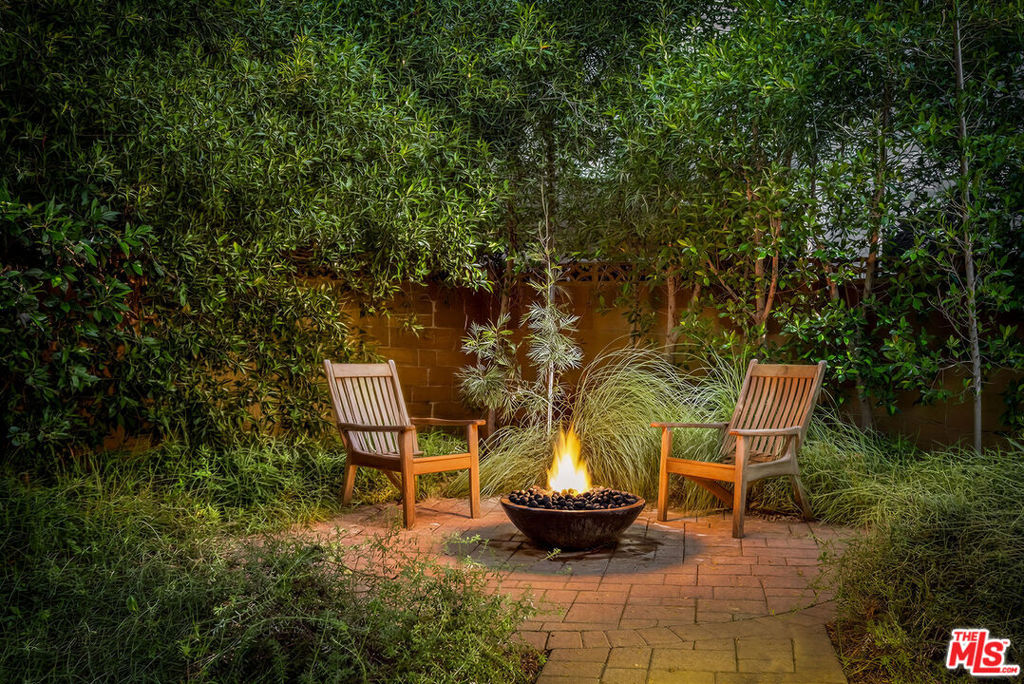 https://media.crmls.org/mediaz/398445db-a876-4ea1-a725-45d12dd6c08a.jpg?preset=X-Large
