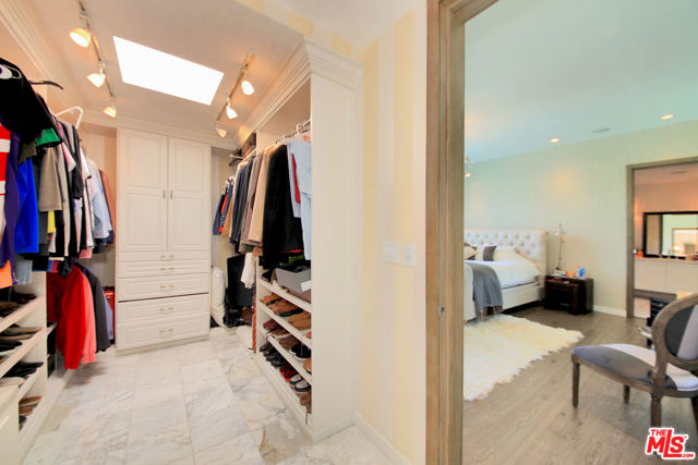 3054 Elvido Drive, Los Angeles CA: https://media.crmls.org/mediaz/3985cdd7-739b-45a9-aba9-740312e20926.jpg