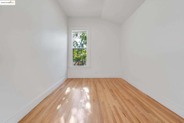 1238 12Th St, Oakland CA: https://media.crmls.org/mediaz/3985ee99-83ab-45a2-8c28-3064d36d4bbe.jpg