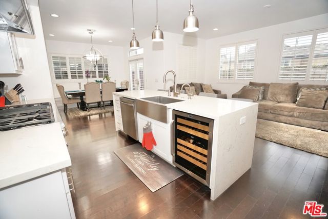 9009 S Calvin Way, Inglewood CA: https://media.crmls.org/mediaz/3987067c-ad19-4955-98bc-3eff844b0d8d.jpg