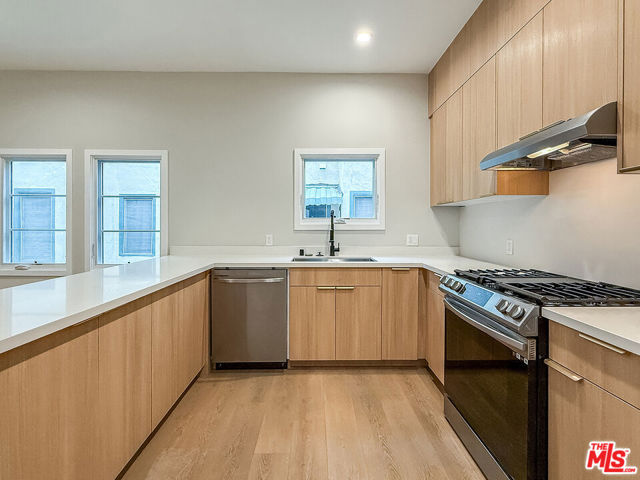 150 N Arnaz Drive, Beverly Hills CA: https://media.crmls.org/mediaz/3988c3aa-53dc-4bcc-a346-6f6f38e06d6c.jpg