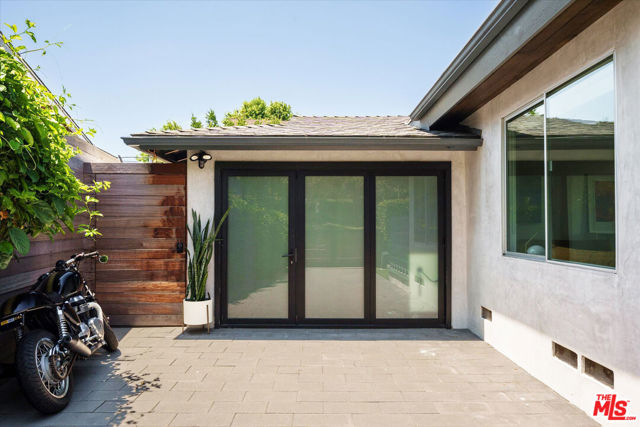 2501 Walnut Avenue, Venice CA: https://media.crmls.org/mediaz/39894bef-b437-4c91-a68c-e2d02c8083f6.jpg