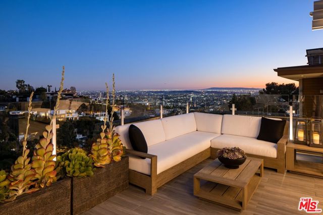 9318 Warbler Way, Los Angeles CA: https://media.crmls.org/mediaz/398b3494-2339-45dd-97b4-0d512c78dec2.jpg