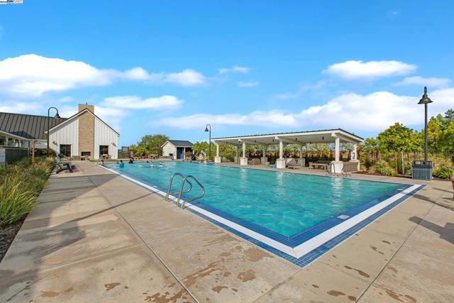 2222 Davie Pl, Tracy CA: https://media.crmls.org/mediaz/398b761a-5e7e-43be-a198-10c4e071eec3.jpg