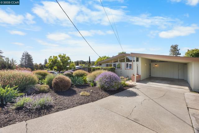 51 Gilrix Dr, Martinez CA: https://media.crmls.org/mediaz/398c580e-be18-4e7c-9a9d-d007025cfe2d.jpg