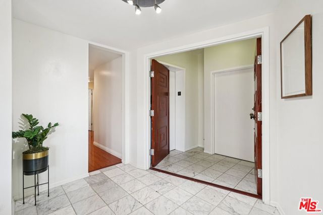 1209 Amherst Avenue, Los Angeles CA: https://media.crmls.org/mediaz/398cc534-1115-4ec3-9017-b7d34756e69f.jpg