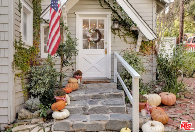 19544 Bowers Drive, Topanga CA: https://media.crmls.org/mediaz/398cd0bf-6e4b-49d9-a3cd-eb36418f0562.jpg
