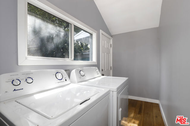 319 Chestnut Avenue, Los Angeles CA: https://media.crmls.org/mediaz/398cecfa-41f5-43c5-9fcb-0a31d9c23e2c.jpg
