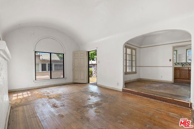 1925 19th Street, Santa Monica CA: https://media.crmls.org/mediaz/398d47a0-2ea5-4c4c-a414-f86739185ffc.jpg