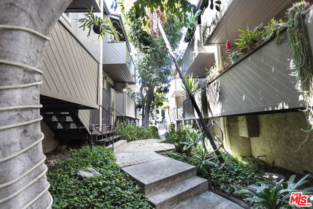 5920 Chula Vista Way, Los Angeles CA: https://media.crmls.org/mediaz/398d9258-48c2-4339-88d4-aba0a352e26e.jpg