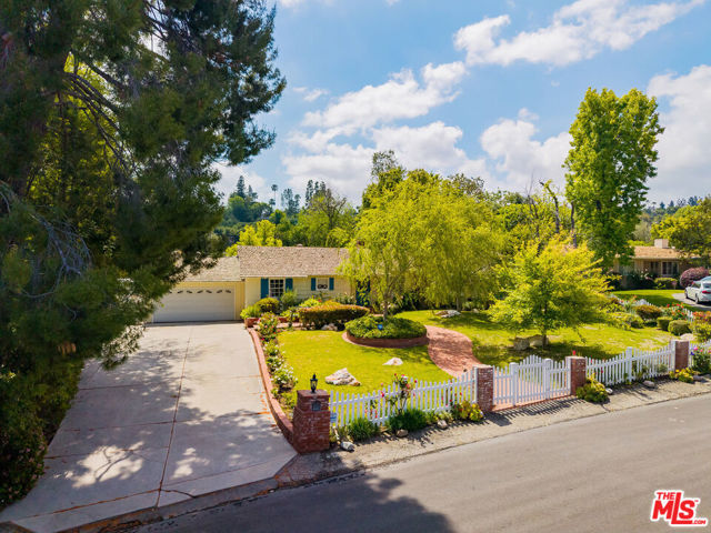 5132 Quakertown Avenue, Woodland Hills CA: https://media.crmls.org/mediaz/398dfd99-185f-42e9-a7fc-22b77f7e021e.jpg