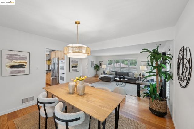 6141 Broadway Ter, Oakland CA: https://media.crmls.org/mediaz/398e1020-4182-41be-a6d5-8067626b6bb4.jpg