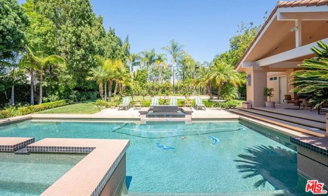 10214 Candleberry Lane, Northridge CA: https://media.crmls.org/mediaz/398e7966-9242-4094-ac73-06535def8bcd.jpg