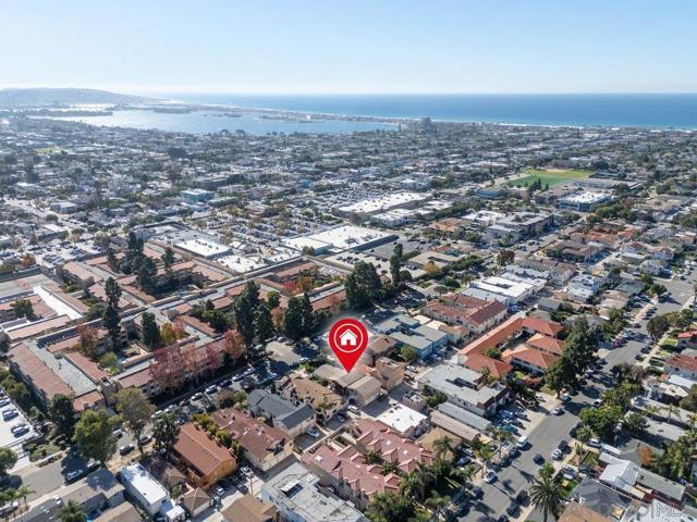 1818 Diamond St, San Diego CA: https://media.crmls.org/mediaz/398ed580-c4b9-4381-9e1e-119e6ede84e3.jpg