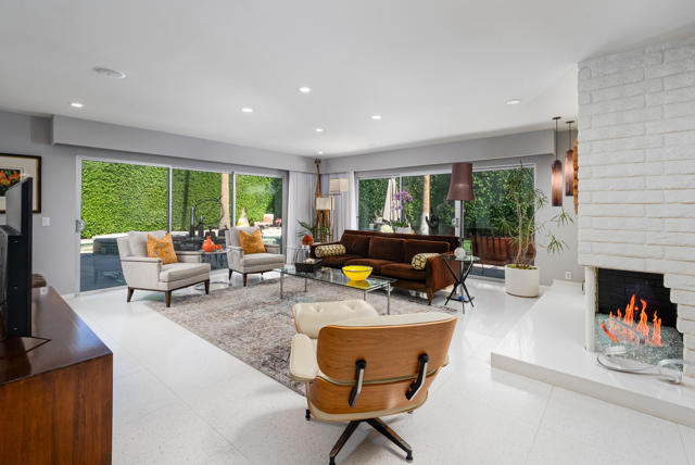 444 N Burton Way, Palm Springs CA: https://media.crmls.org/mediaz/39912b90-d49f-479b-b442-81f0d3d81fae.jpg