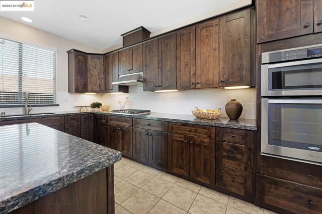 1604 Coventry Dr, Oakley CA: https://media.crmls.org/mediaz/3991e9ff-747a-43a9-b9e9-06c6a7ee632b.jpg