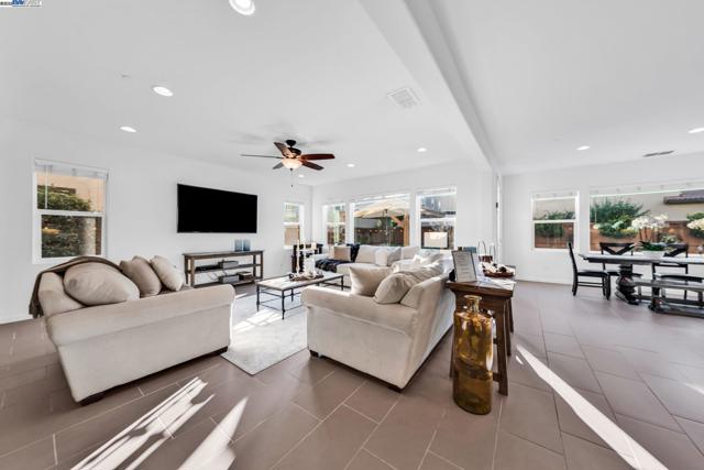 2305 Augusta Ave, Tracy CA: https://media.crmls.org/mediaz/39922106-f777-4c24-876a-afed6f2ada7a.jpg