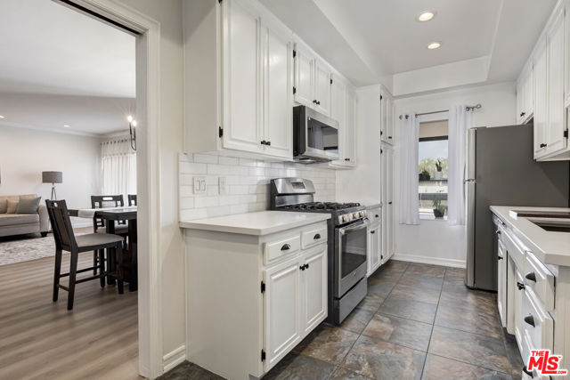 828 S Bedford Street, Los Angeles CA: https://media.crmls.org/mediaz/39927903-df16-447d-be70-d7a3b72061e8.jpg