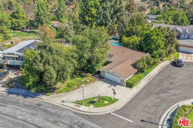 4126 Ellenita Avenue photo 1