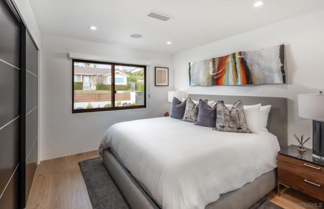 5560 Moonlight Lane, La Jolla CA: https://media.crmls.org/mediaz/3992b5d0-9fb1-488c-ab25-afe090c858b5.jpg